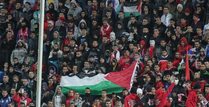 דגלי פלסטין ביציע (רדאד ג`בארה)