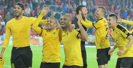אורי מגבו, קלאודימיר פרייה ולירוי צעירי חוגגים (מר