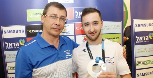 סרגיי וייסבורג וארטיום דולגופיאט (שחר גרוס)
