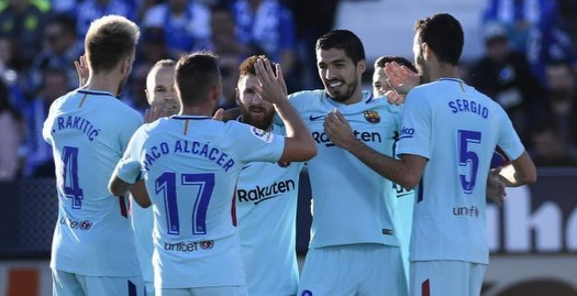 שחקני ברצלונה חוגגים עם לואיס סוארס (La Liga)