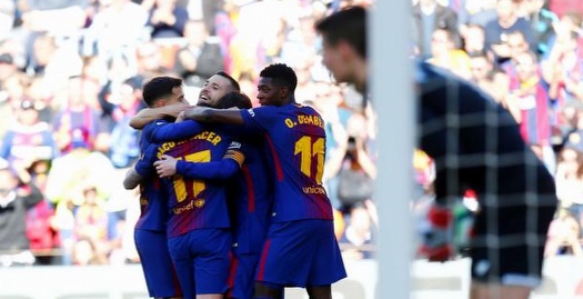 שחקני ברצלונה חוגגים עם אלקאסר (La Liga)