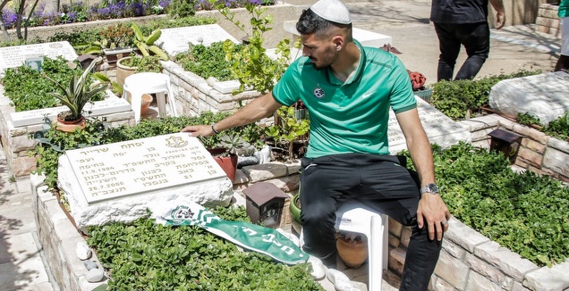 אופיר מזרחי ליד קברו של יפתח שרייר ז