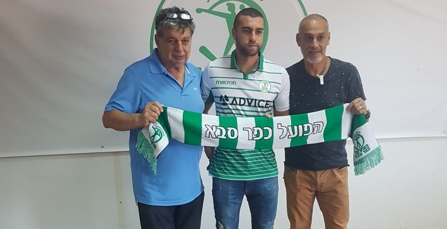 טל מכלוף עם סוכנו אפי סופר ויצחק שום (באדיבות הפועל כפ
