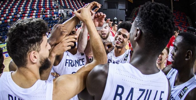 שחקני נבחרת צרפת חוגגים (FIBA)