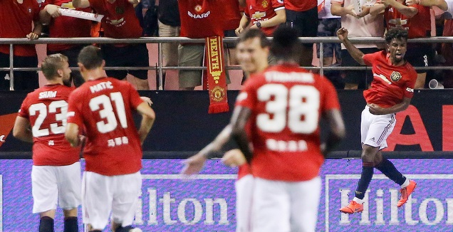 שחקני מנצ'סטר יונייטד חוגגים (רויטרס)