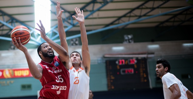 טיישון תומאס נאבק בניב בלול (אורן בן חקון)