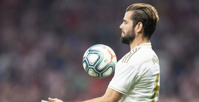 נאצ'ו פרננדס עוצר את הכדור על החזה (La Liga)