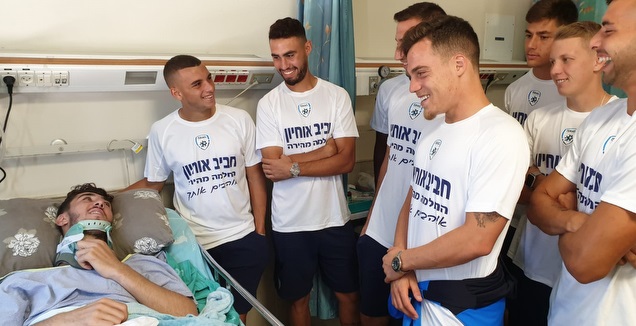 שחקני הנבחרת הצעירה מבקרים את חביב אוחיון (באדיבות ההתאחדות לכדורגל)