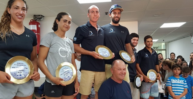 מאור עבו, יואב רוז, ניתאי חסון, טל הררי, נויה ברעם ושחר טיבי על הפודיום (איגוד השייט)