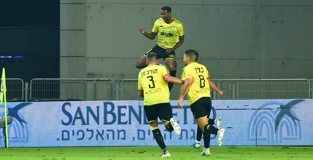 שחקני מכבי נתניה חוגגים עם יונס מלדה (חגי מיכאלי)