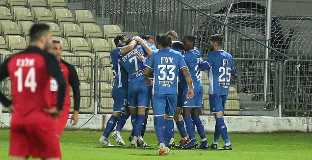 שחקני רמת השרון חוגגים עם גל צרויה (שחר גרוס)