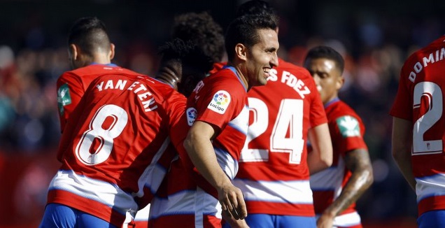 שחקני גרנאדה חוגגים עם אנחל מונטורו (La Liga)