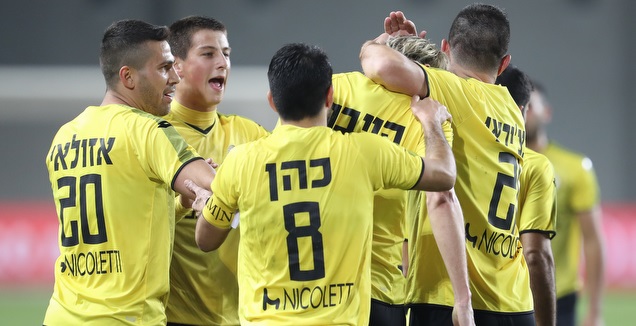 שחקני מכבי נתניה חוגגים עם טים הויבך (רדאד ג'בארה)