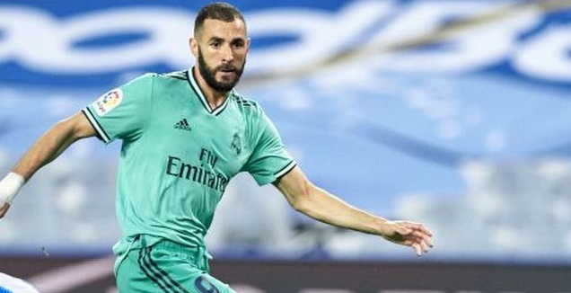 קארים בנזמה מנסה להגיע לכדור (La Liga)