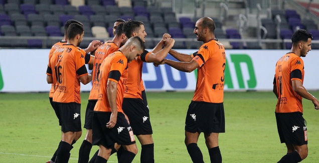שחקני בני יהודה חוגגים עם מתיאה ליואיץ' (שחר גרוס)