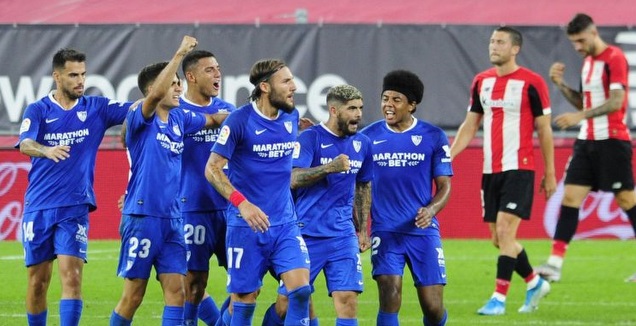 שחקני סביליה חוגגים עם אבר באנגה (La Liga)