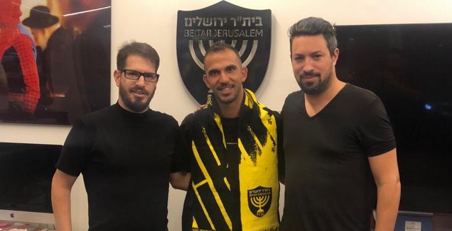 משה חוגג עם אוראל דגני וסוכנו אדם קידן (בית&qout;ר ירושלים)