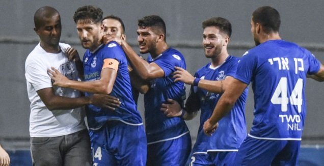 גל צרויה חוגג עם שחקני הפועל פ&qout;ת ודגו (נעם מורנו)