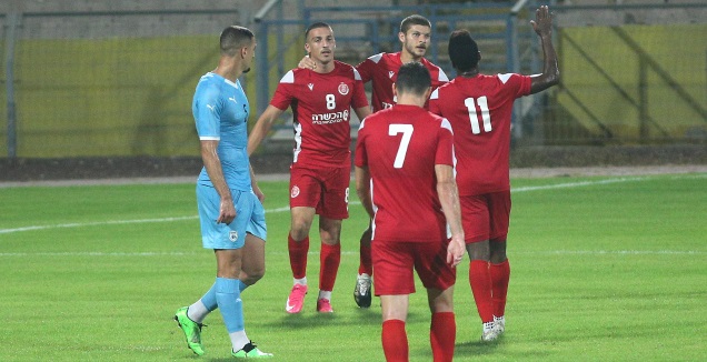 שחקני הפועל תל אביב חוגגים (שחר גרוס)