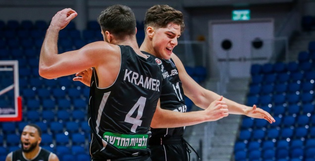 אדם אריאל וכריס קרמר (אורן בן חקון)
