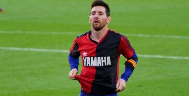 ליאו מסי עם חולצה של ניואלס (La Liga)