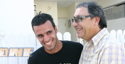 ניר נחום עם סוכנו לאחר החתימה. ישחק באשדוד