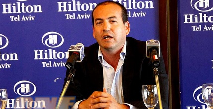 אייל ברקוביץ´ היום במסיבת העיתונאים (אמיר לוי)
