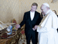 האפיפיור פרנציסקוס ושגריר ישראל בוותיקן רפי שוץ (Vatican Media)