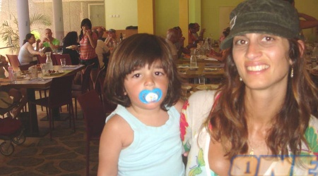 שימו לב לכובע של הגר לוז