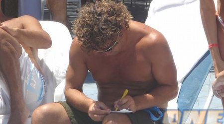 ראובן עטר חותם למעריצים!