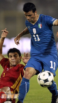 די נאטליה מאיטליה שומר על הכדור במשחק מול מונטנגרו (רויטרס )