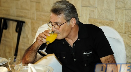 יעקב בוזגלו נרגע מההתרגשות עם קצת מיץ תפוזים