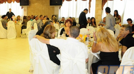 הלוקיישן: אולם אירועים באזור. הטיימינג: חמישי, 15:00...