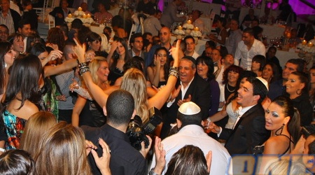 שימו לב מה הלך ברחבה...