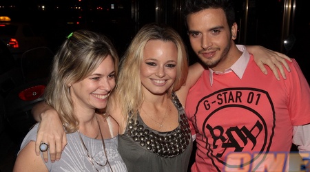 יעל בר זוהר מוקפת בחברים