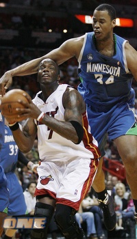 ג&acute;רמיין אוניל עובד קשה מול ג&acute;ייסון קולינס (רויטרס)