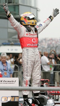 המילטון בפוזה מוכרת. חוגג ניצחון בגראנד פרי של סין (רויטרס) המילטון בפוזה מוכרת. חוגג ניצחון בגראנד פרי של סין (רויטרס)