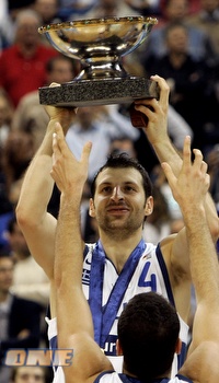 פאפאלוקאס מניף את גביע אירופה (Gettyimages)
