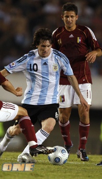 מסי מככב עם המספר 10 (רויטרס)