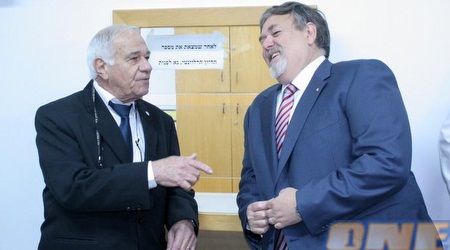 אפרים ברק משוחח עם שלום אבן עזרא (חגי ניזרי)