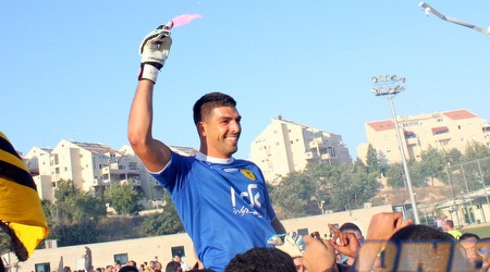 אריאל הרוש עם אבוקה (משה חרמון)