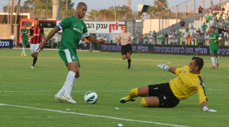 יניב קטן מנסה לעבור את דרשלר קאלה (עמית מצפה)