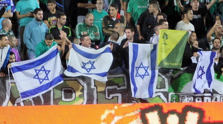 גם דגלי ישראל ביציעי חיפה וגדוד 51 של גולני כבוד (יניב גונן)