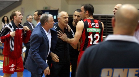 טפירו מנסה להרגיע את אהרון יעקובי (יוסי ציפקיס)