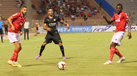 חנן ממן ודובב גבאי מחכים לכדור (מרטין גוטדאמק)