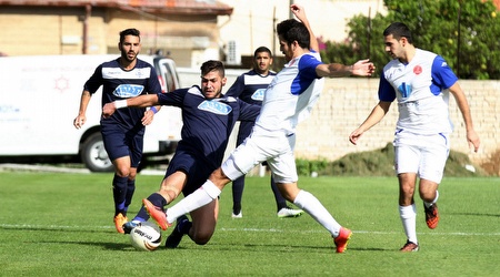 מאבק על הכדור במרכז המגרש (רדאד ג´בארה)