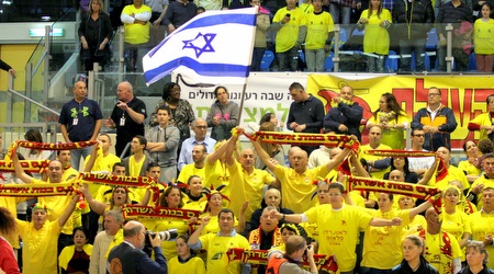אוהדי מ.ס. אשדוד. אולם הקרייה מלא לחלוטין (משה חרמון)