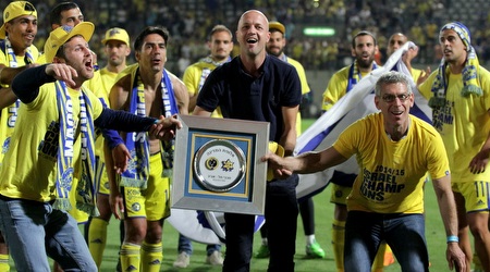 Jordi Cruyff with the championship plate (Yaniv Gonen)