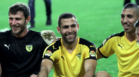 איתי שכטר מחייך (יניב גונן)