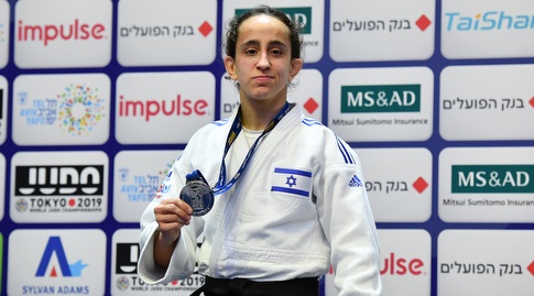 On the podium. Cohen with the medal (Hagai Michaeli)